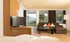 Modernes Wohnzimmer mit braunem Sofa, Couchtisch, TV und Blick auf grüne Landschaft.