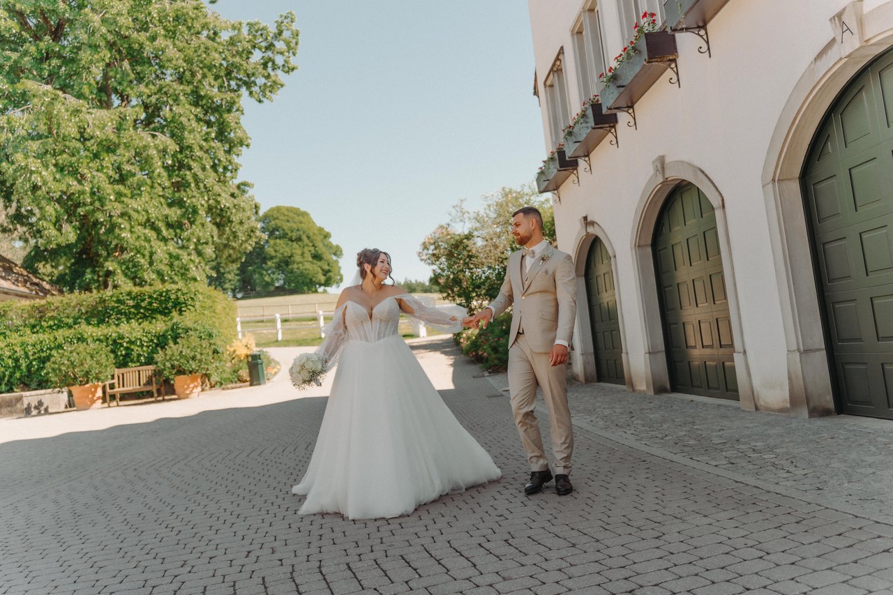 Brautpaar vor einem Schloss – Destination Wedding