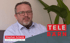 Mann mit Brille und Bart vor einer Pflanze, mit "Stephan Schenk" und "TELE BÄRN" Text-Overlays.