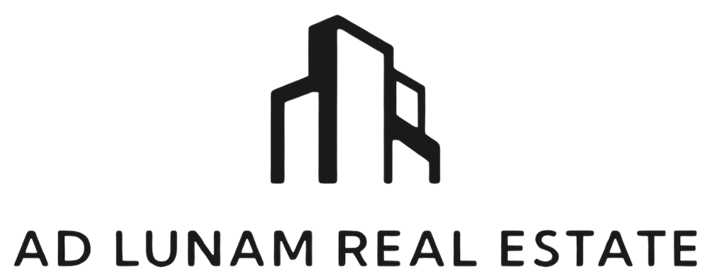 Logo: Drei stilisierte Gebäudesilhouetten über dem Text "AD LUNAM REAL ESTATE" in Schwarz auf grünem Hintergrund.