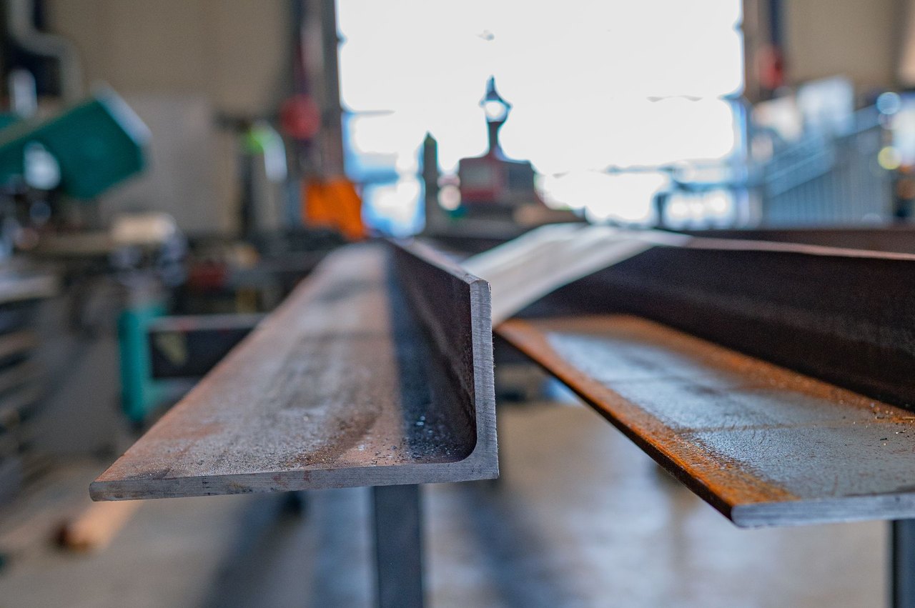 Winkelstahl auf dem Arbeitstisch in der Werkstatt