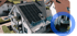 Dach eines Hauses mit Solarmodulen, Gerüst und einer Person, die auf dem Dach arbeitet.