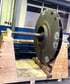 Großes rotationssymmetrisches Teil auf Palette mit Bohrungen und Gewindeeinsätzen für Turbine