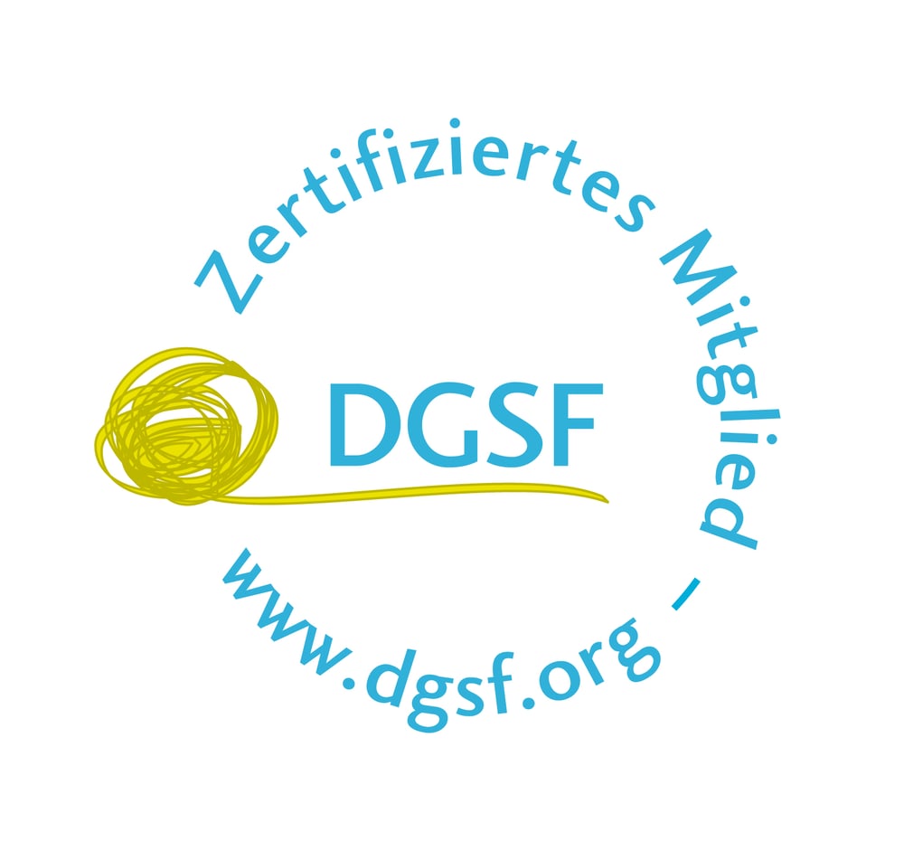 Zertifiziertes Mitglied DGSF www.dgsf.org Logo, blauer Text und gelbes Fadensymbol.
