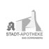 Logo der Stadt-Apotheke Bad Dürrenberg mit Apotheken-A und stilisierter Silhouette eines Gradierwerks auf schwarzem Grund.