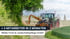 Grüner Traktor mit Astschere auf einem Feldweg mit Bäumen; Text: + 3 MITARBEITER IN 2 MONATEN, Müller Forst & Landschaftspflege GmbH