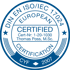 Blaues rundes Siegel: "DIN EN ISO/IEC 17024 EUROPEAN CERTIFIED Cert-Nr: 1-20-1030 Thomas Poss, M.Sc. CYF 2007"