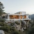 Weißer moderner Bungalow auf Felsplateau mit Panoramablick und offener Terrassengestaltung