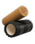 Eine schwarze Faszienrolle liegt unter einer hellbraunen Korkrolle mit einem aufgedruckten Logo.