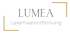 Logo LUMEA Laserhaarentfernung mit goldbraunen Eckklammern auf dunkelgrünem Hintergrund.