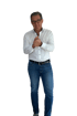 Ein Mann in weißem Hemd und Jeans, der lächelt und die Hände verschränkt.