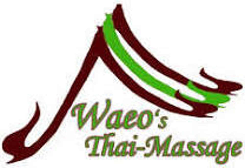 Logo mit rotbraunen und grünen Pinselstrichen und dem Text "Waeo's Thai-Massage".