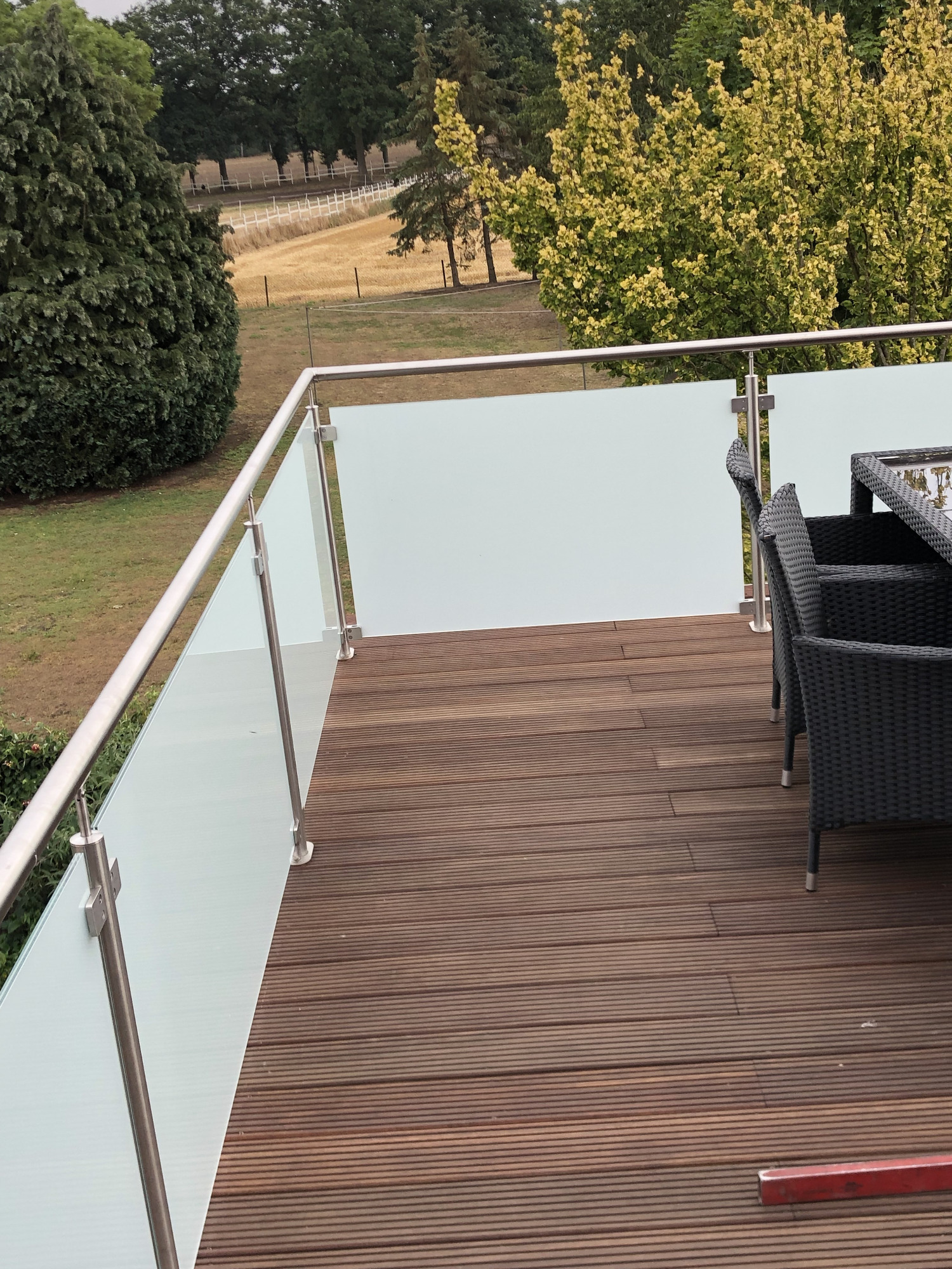 Geländer an einer Holzterrasse mit Glasfüllung