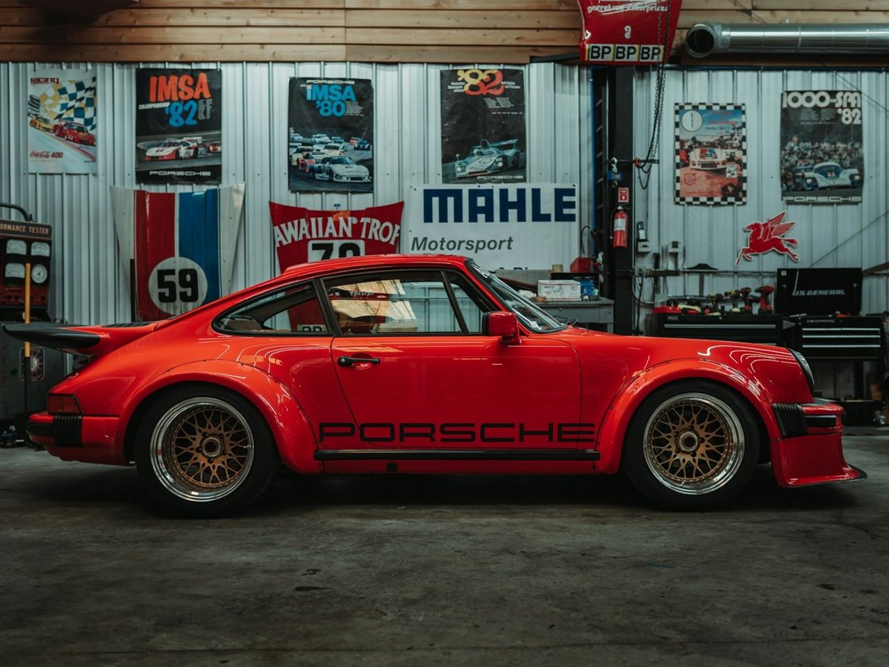 Klassischer Porsche 911 in Rot in einer Werkstatt