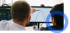 Zwei Personen betrachten einen Computermonitor mit einem Liniendiagramm und Daten.