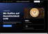Website-Screenshot mit Text "Wo Kaffee auf Gemütlichkeit trifft" und einer Tasse Latte Art auf Kaffeebohnen.