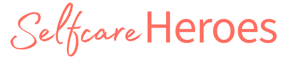Lachsfarbener Schriftzug Selfcare Heroes auf schwarzem Hintergrund in einer Kombination aus Schreibschrift und serifenloser Font.