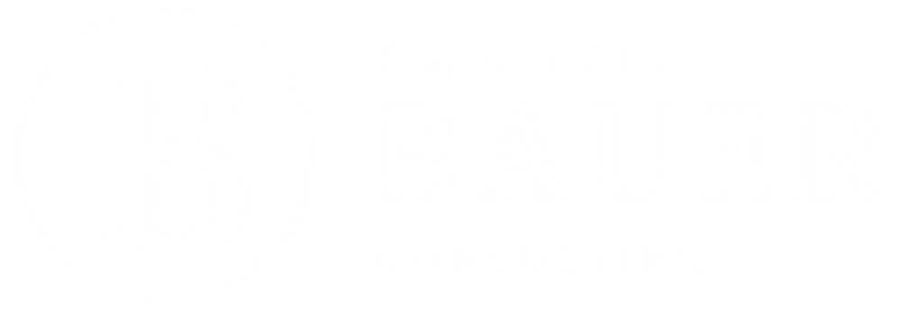 Logo mit rotem Kreis und weissem „B“, daneben blauer Text „Familie BAUER“, darunter roter Text „CONSULTING“.