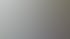 Zwei lächelnde medizinische Fachkräfte in blauer Arbeitskleidung lehnen lässig aneinander vor einem Glashaus.