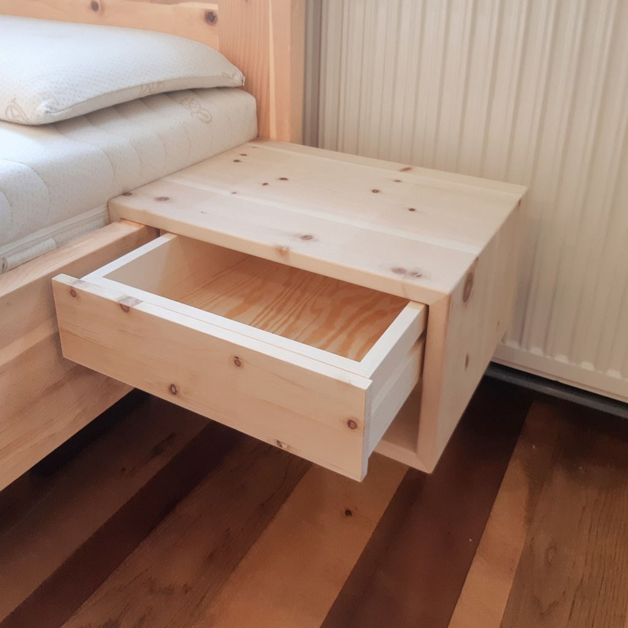 Nachtkästchen Lade offen