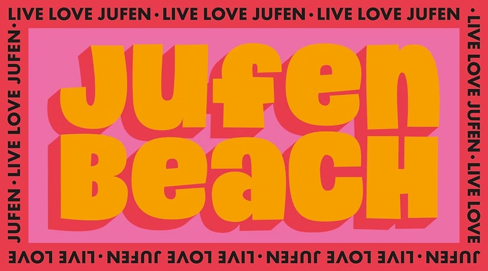 Orangefarbener "Jufen Beach" Text auf rosafarbenem Rechteck mit wiederholtem "Live Love Jufen" Rand.