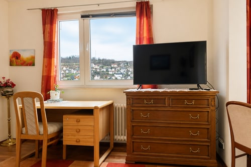 Schreibtisch am Fenster mit Blick über Bad Soden-Salmünster