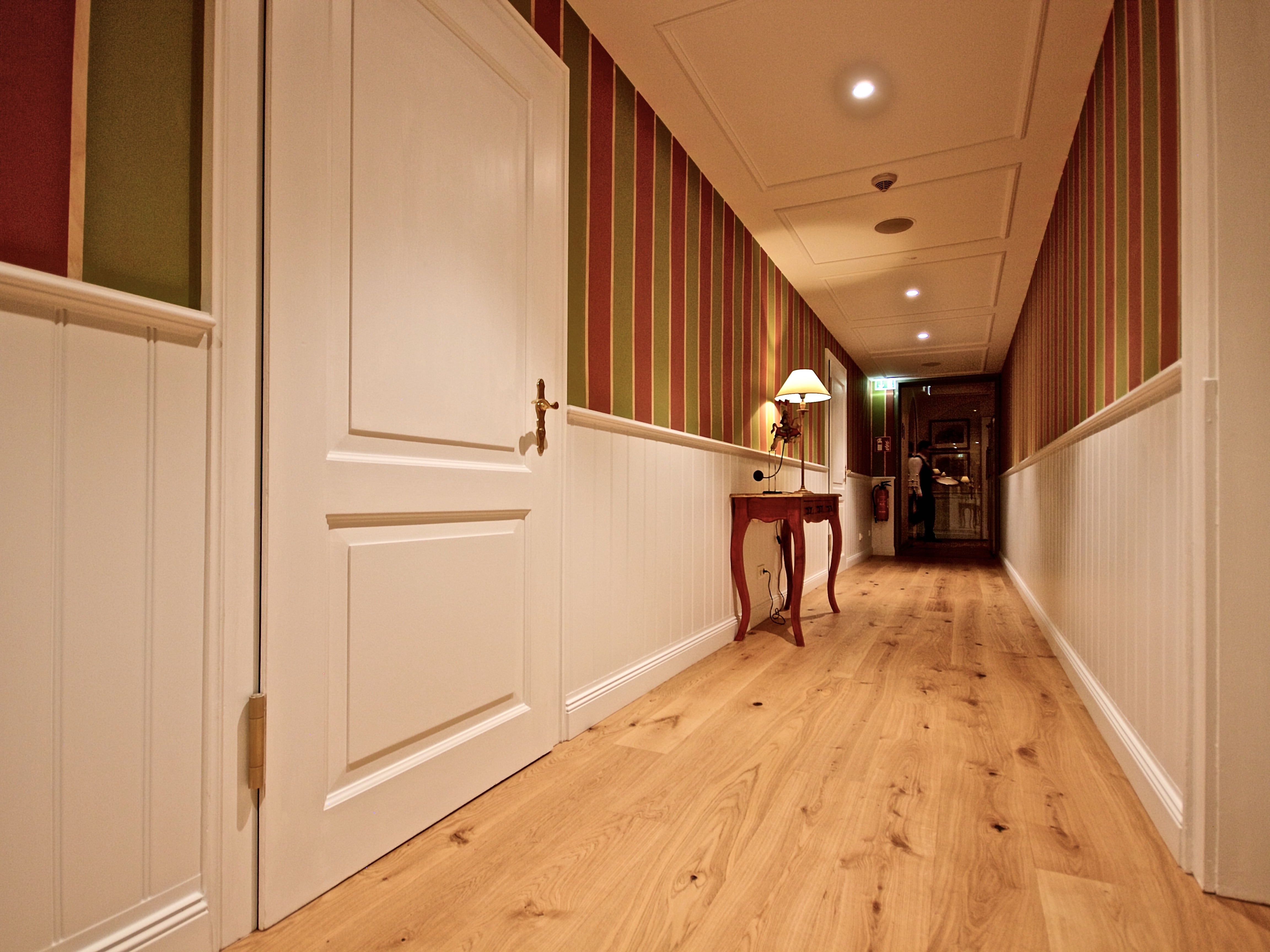 Relais & Châteaux Hardenberg Burghotel – Hotelflur mit Holzboden und klassischer Wandgestaltung