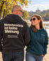 Paar am Flussufer, der Mann trägt einen anthrazitfarbenen Wearmorrow® Hoodie mit der Rückenbotschaft Menschenwürde ist keine Meinung
