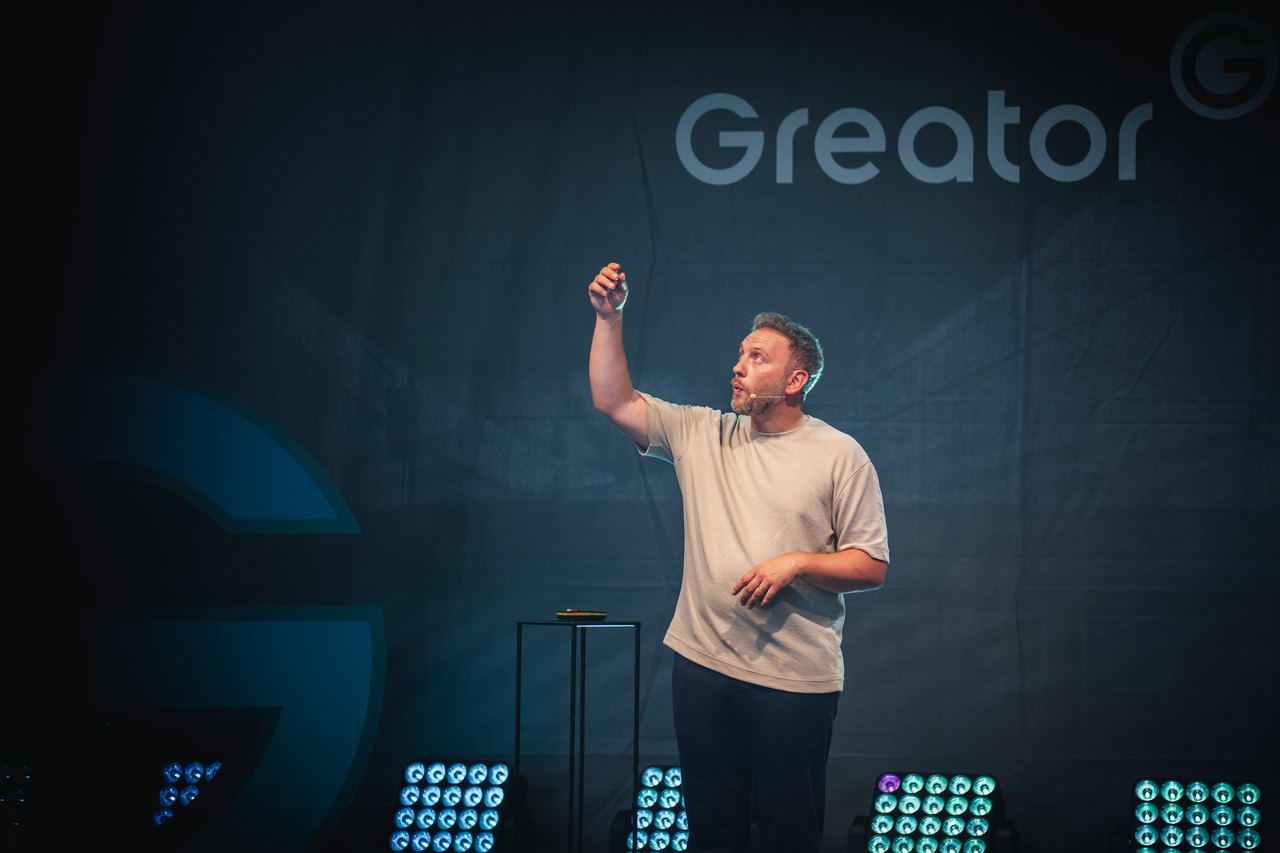 Denny auf der Bühne des Greator Festivals