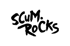 Schwarzer Text "SCUM.ROCKS" in graffitiartiger Schrift auf dunkelgrünem Hintergrund.