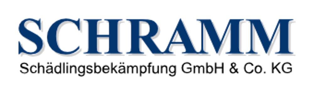 SCHRAMM Schädlingsbekämpfung GmbH & Co. KG Logo mit dunkelblauem Text und weißem Schatten auf schwarzem Hintergrund.