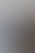 Verkaufsberater bei der Schlüsselübergabe im Showroom