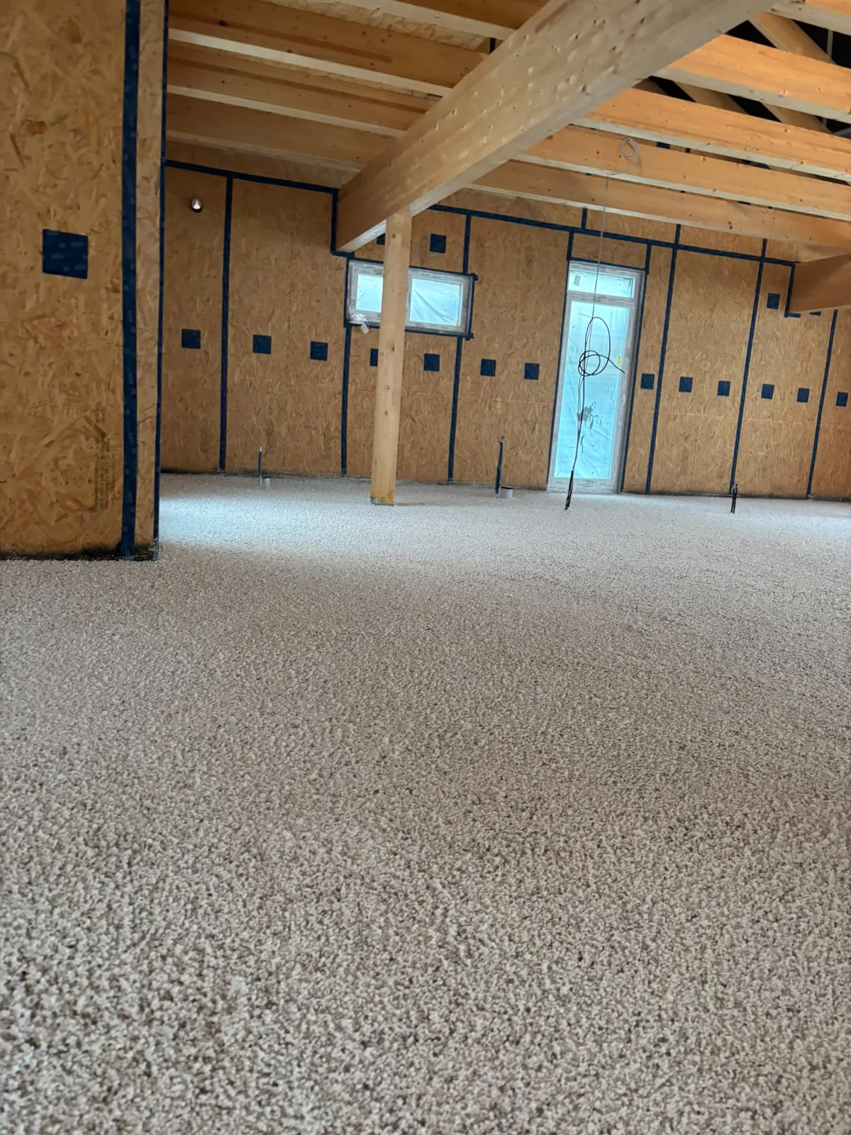Frisch eingebrachter Leichtausgleichestrich in einem Holzbau