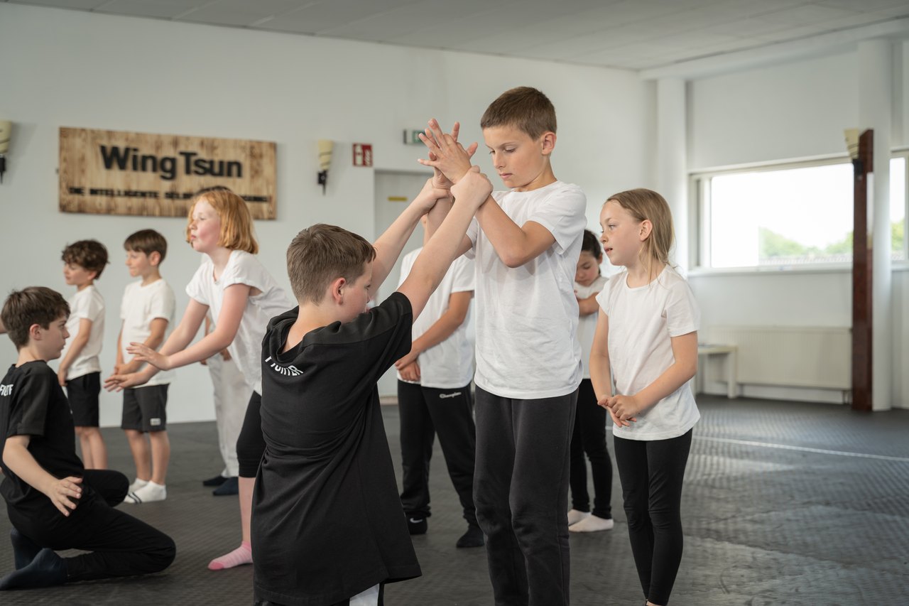 Kinder üben zu zweit im Trainingsraum der Schule