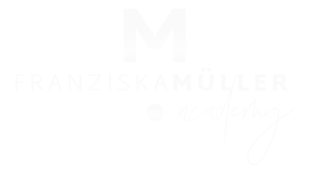Logo: Großes weißes "M" über "FRANZISKA MÜLLER academy" in Weiß auf grünem Hintergrund.