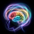 Seitenansicht eines Kopfes mit einem bunten Gehirn, umgeben von leuchtenden, wirbelnden Lichtringen.