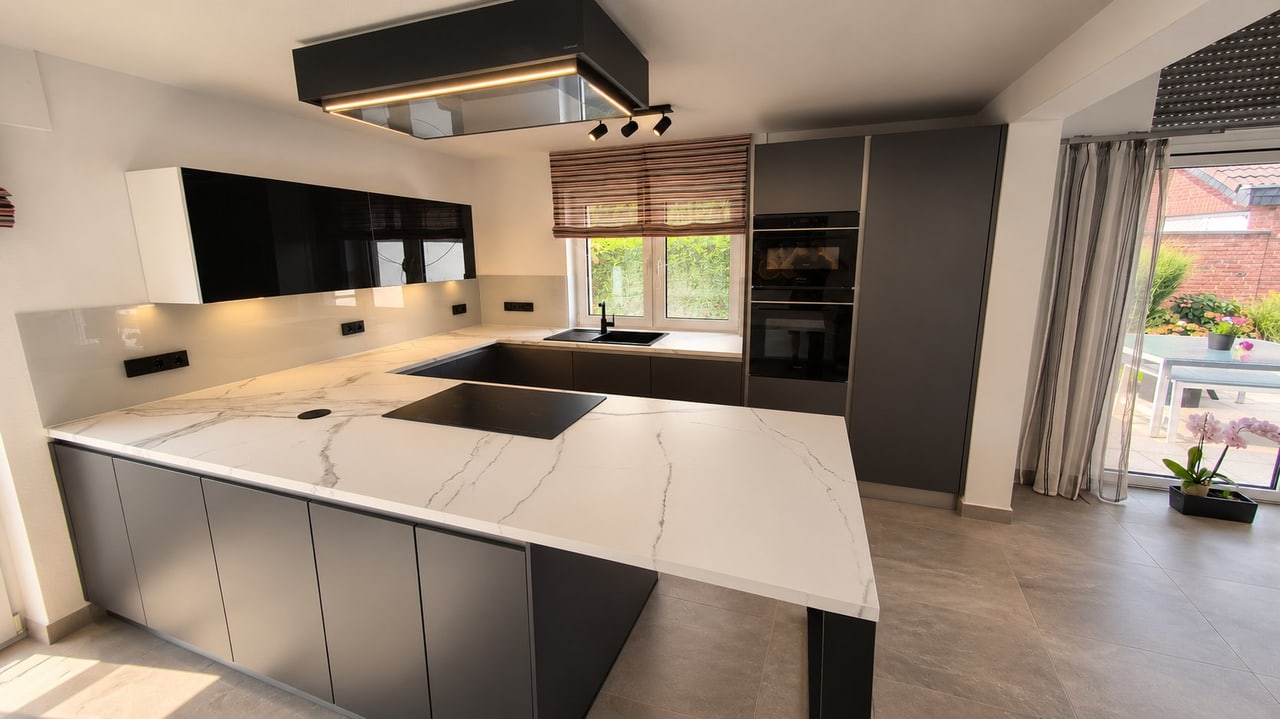 Graue L-Küche mit Marmoroptik, geplant von Baaler Küchenstudio Heinsberg
