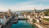 Panoramablick auf die Zürcher Altstadt mit der Limmat, dem Grossmünster und Fraumünster unter blauem Himmel.