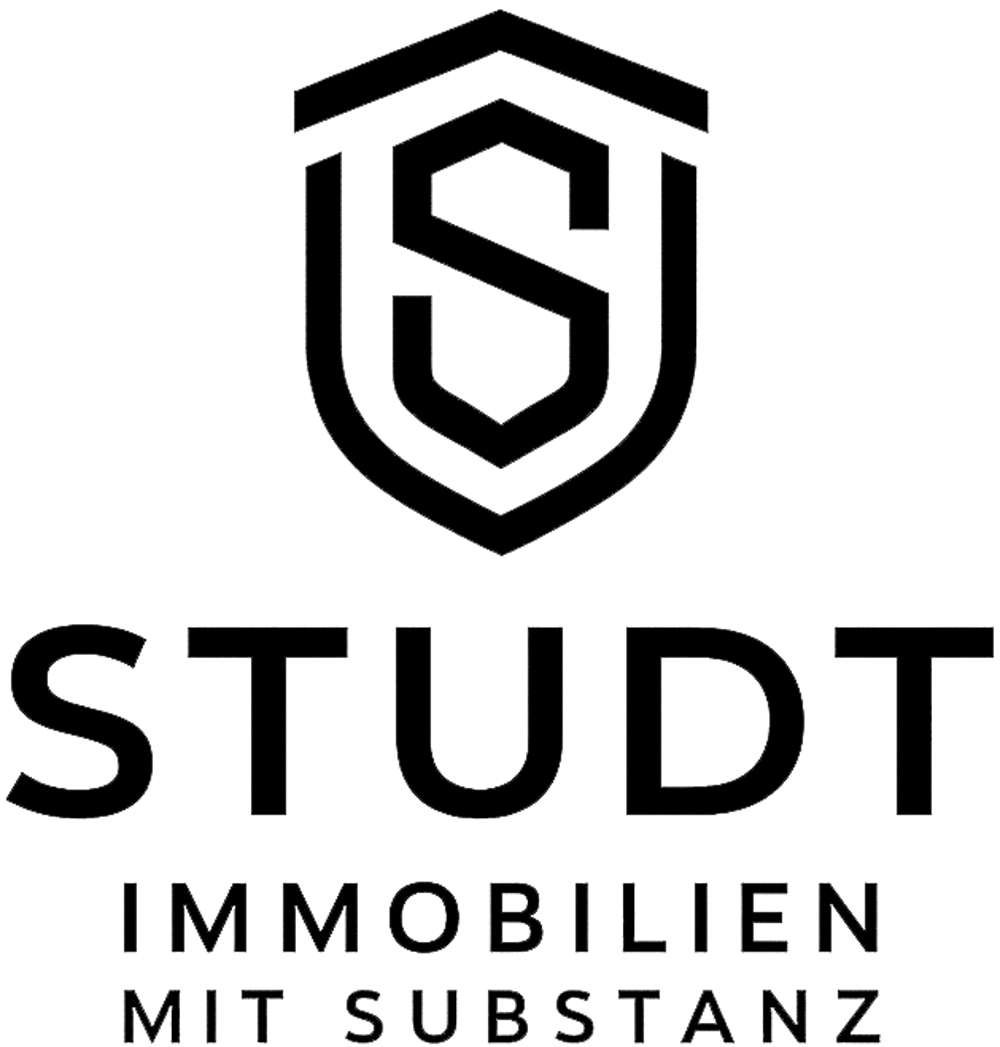 Schwarzes Logo auf dunkelgrünem Grund: Schild mit stilisiertem Dollarzeichen, darunter "STUDT IMMOBILIEN MIT SUBSTANZ".