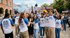 Gruppe von Absolventen in blauen und weißen T-Shirts mit der Aufschrift "ABI – WIR HABEN'S GESCHAFFT!" feiert.