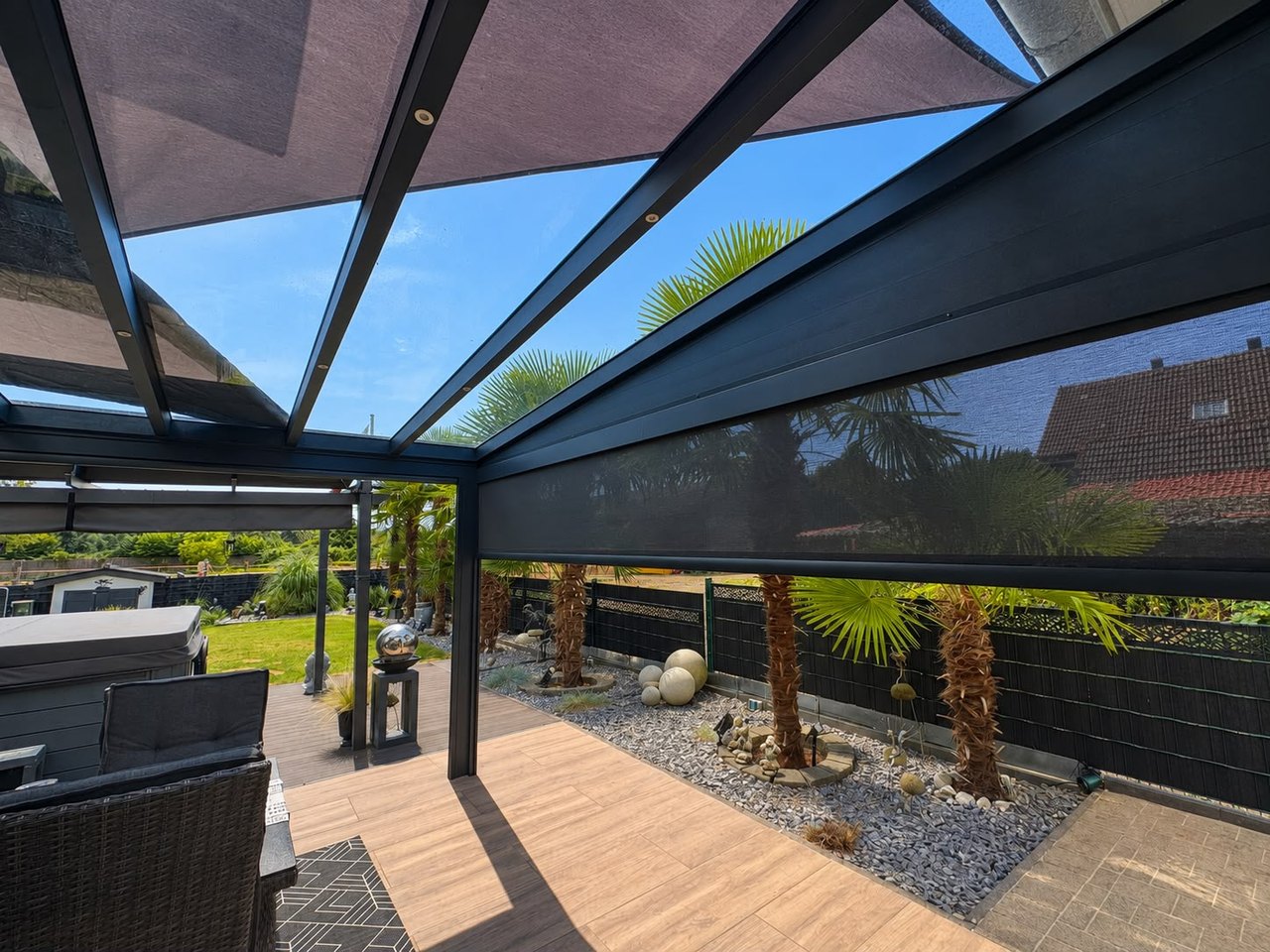 Terrassendach mit Markise und Seitenschutz