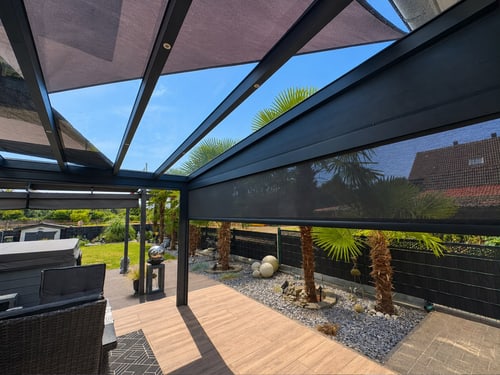 Terrassendach mit Markise und Seitenschutz