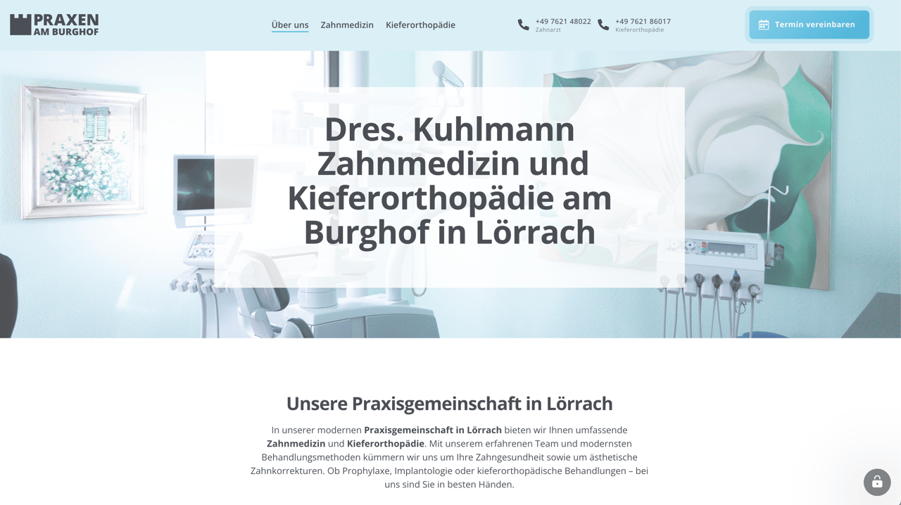 Zahnarztpraxis-Interieur mit Behandlungsstuhl und Fenster, Text: Dres. Kuhlmann Zahnmedizin und Kieferorthopädie.