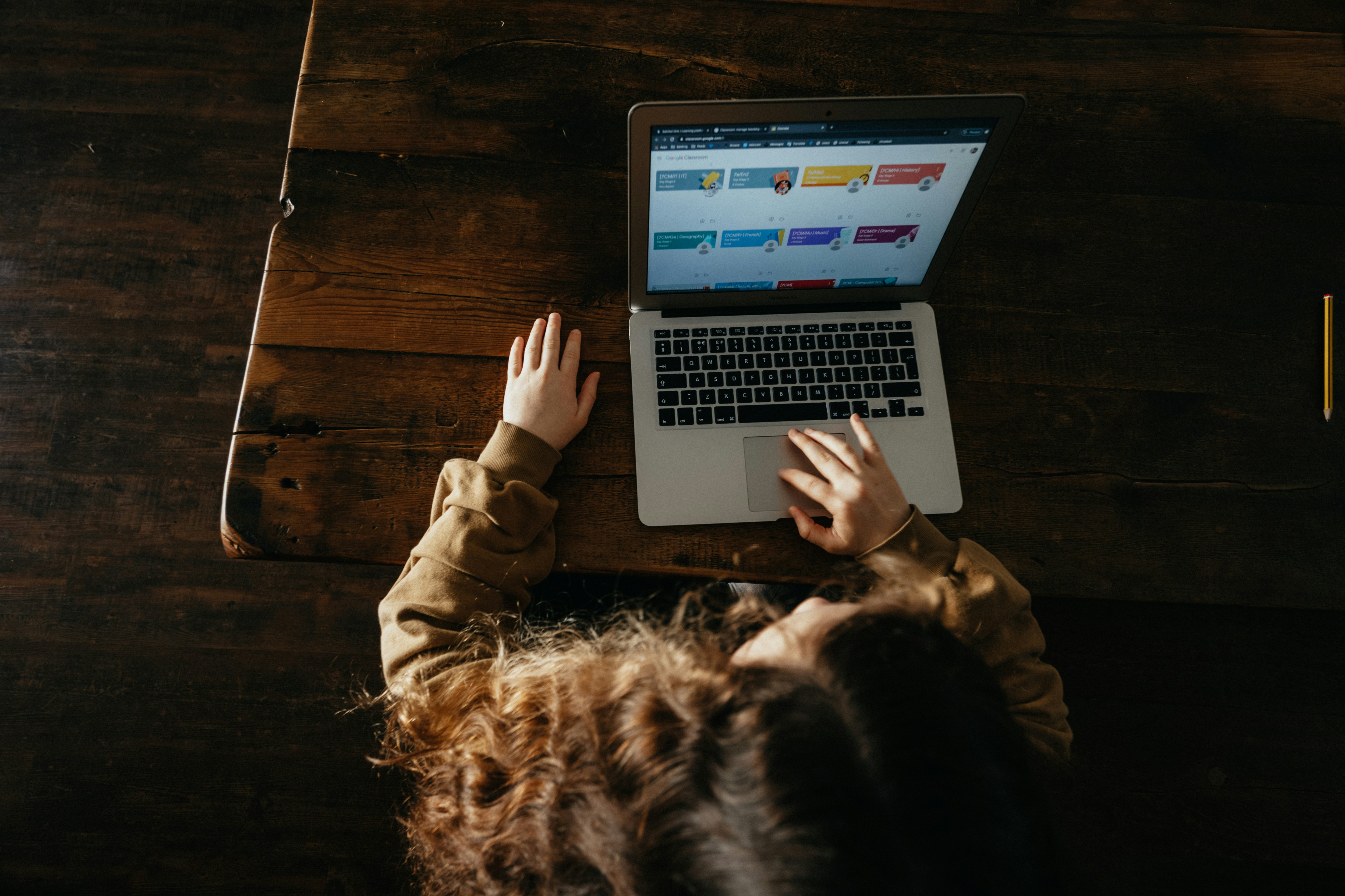 Kind arbeitet am Laptop mit digitaler Lernplattform