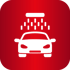 Grünes Auto wird in einer Autowaschanlage auf rotem Hintergrund gewaschen.