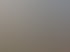 Außentreppe aus Holz mit weißem Metallgeländer führt auf eine erhöhte Terrasse vor einer gläsernen Schiebetür.