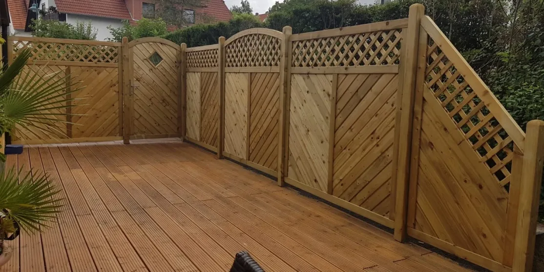 Holzterrasse mit Sichtschutzzaun aus Holz