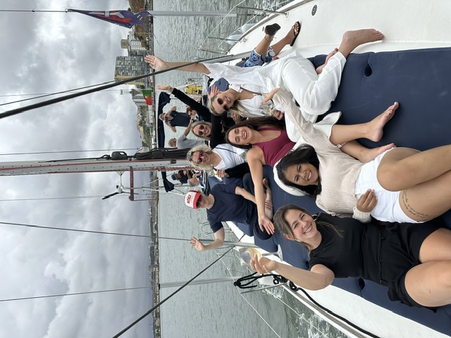 Das Team der Miersch Kieferorthopädie beim Praxisausflug auf einem Segelboot