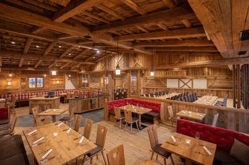 Rustikales Restaurant im Almhüttenstil mit warmem Holz