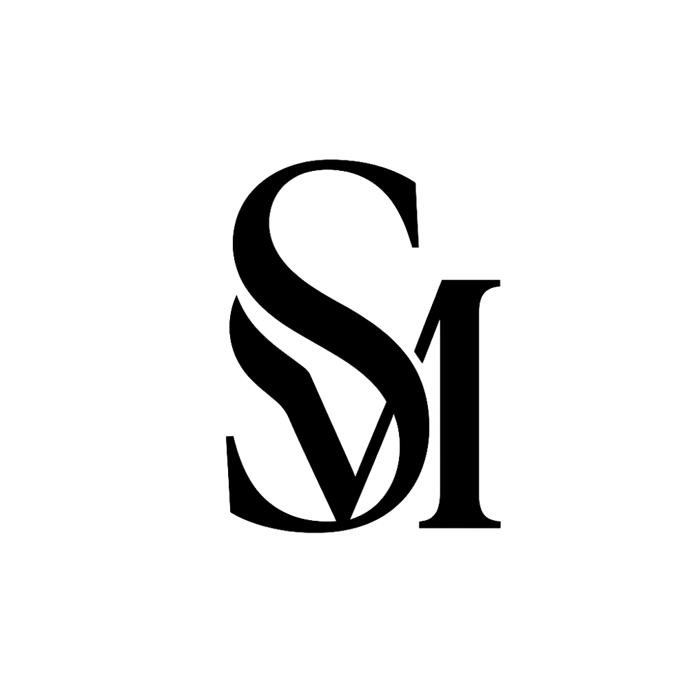 Schwarzes Monogramm "SM" in eleganter Serifenschrift auf dunkelgrünem Hintergrund.
